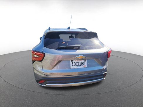 Used 2025 Chevrolet Trax LT w/ LT Convenience Package image 6