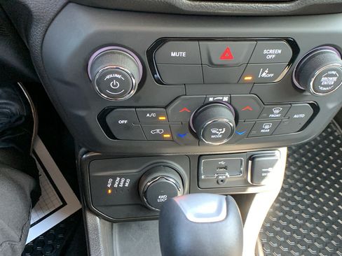 Used 2023 Jeep Renegade Latitude w/ Premium Group AWD/4WD image 16