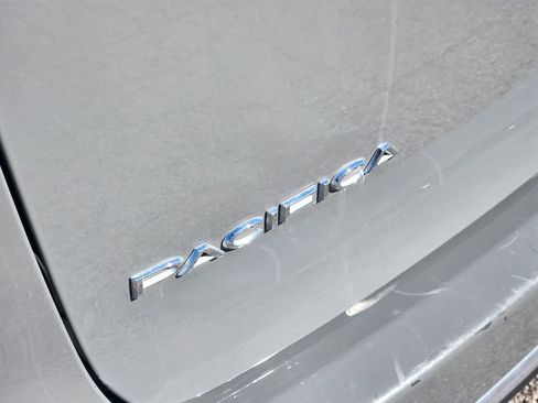 Used 2023 Chrysler Pacifica Touring-L image 12