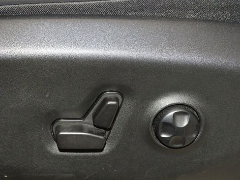 Used 2024 Chrysler Pacifica Touring-L image 15