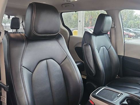Used 2023 Chrysler Pacifica Touring-L FWD image 26