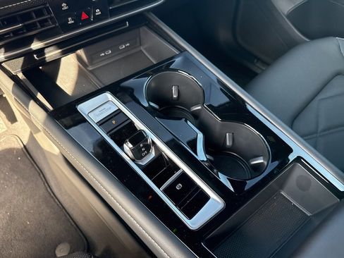 Used 2024 Volkswagen Atlas Cross Sport SE image 31