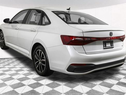 Used 2025 Volkswagen Jetta SE w/ Sunroof Package FWD image 17
