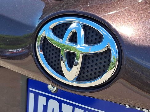 Used 2017 Toyota RAV4 LE AWD/4WD image 30