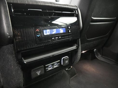 Used 2024 Jeep Wagoneer Series II w/ Flexible Seating Group AWD/4WD image 17