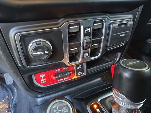 Used 2023 Jeep Gladiator Rubicon w/ Cold Weather Group image 18