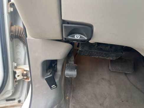 Used 2000 Lincoln Town Car Executive RWD image 19