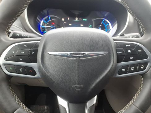 Used 2024 Chrysler Pacifica Limited FWD image 15
