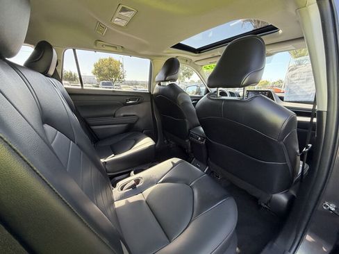 Used 2022 Toyota Highlander XLE AWD/4WD image 36