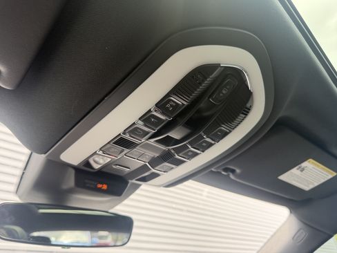 Certified 2023 Porsche Macan AWD/4WD image 33