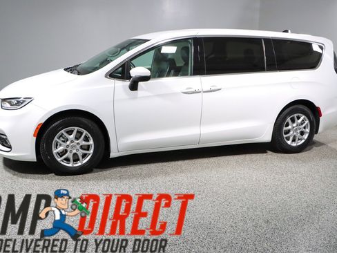 Used 2023 Chrysler Pacifica Touring-L FWD image 10