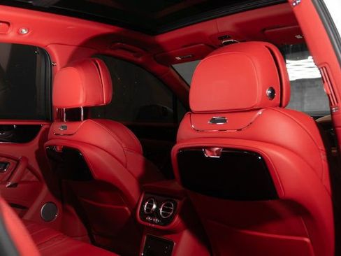 Used 2019 Bentley Bentayga image 32
