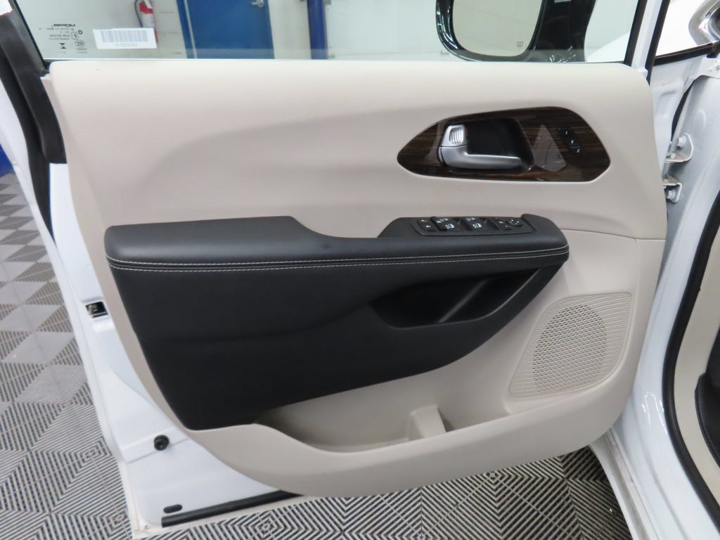 Used 2024 Chrysler Pacifica Limited FWD image 58