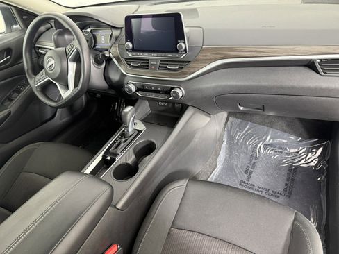 Used 2025 Nissan Altima 2.5 SV FWD image 11
