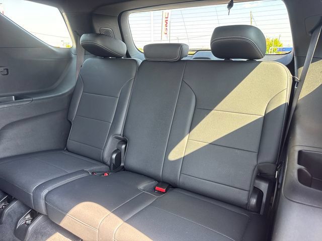 Used 2025 Chevrolet Traverse LT FWD image 12