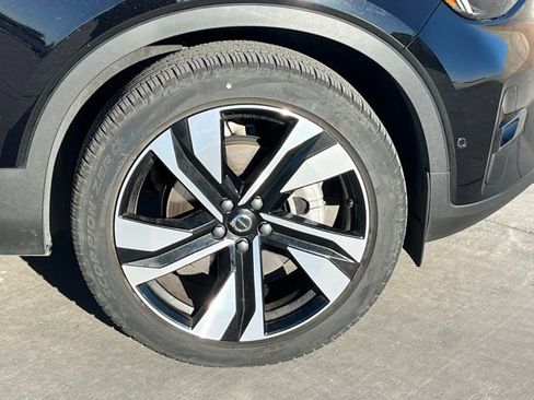 Used 2025 Volvo XC40 B5 Plus image 8