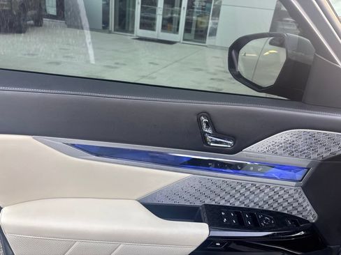 Used 2023 BMW i7 xDrive60 w/ Executive Package 2 AWD/4WD image 19