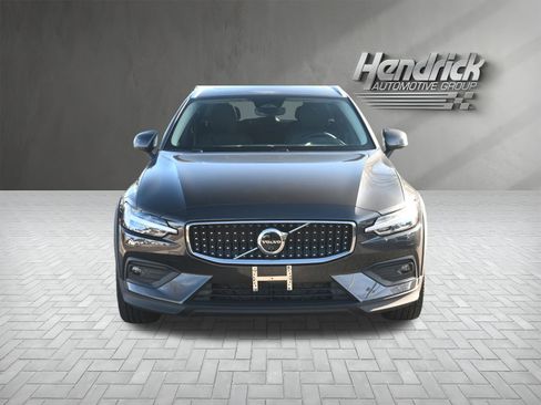 Used 2025 Volvo V60 B5 Cross Country Plus image 3
