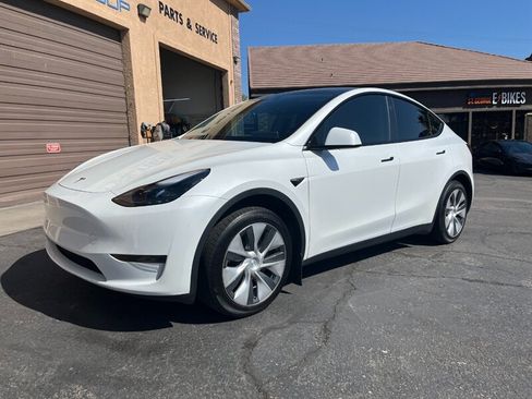 Used 2024 Tesla Model Y Long Range RWD image 8