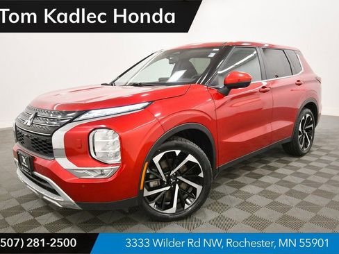 Used 2024 Mitsubishi Outlander SE image 1