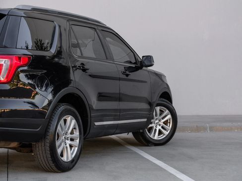 Used 2018 Ford Explorer XLT w/ Equipment Group 202A AWD/4WD image 6