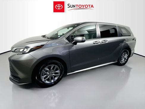 Used 2026 Toyota Sienna LE FWD image 9