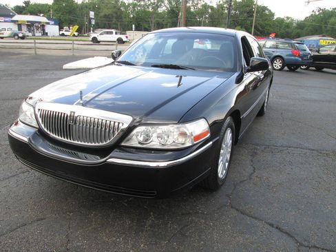 Used 2005 Lincoln Town Car Signature RWD image 7