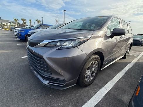 Used 2021 Toyota Sienna LE image 3