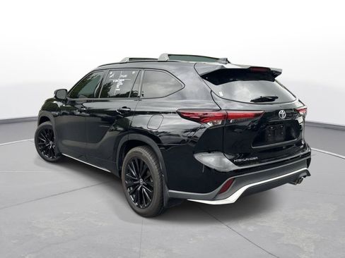 Used 2024 Toyota Highlander XSE FWD image 8
