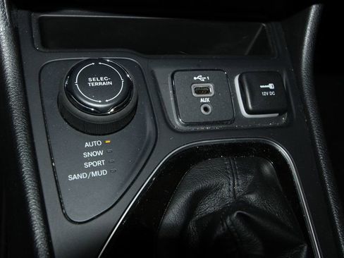 Used 2022 Jeep Cherokee Limited image 17