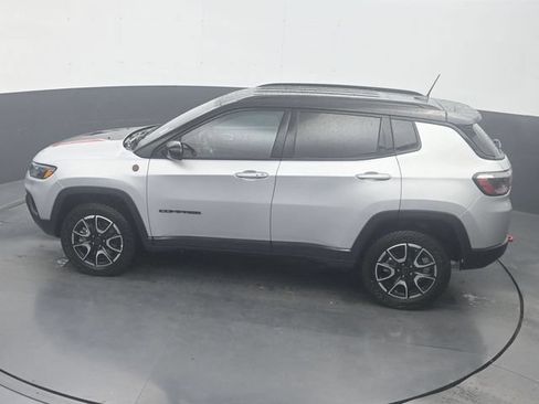 Used 2025 Jeep Compass Trailhawk w/ Trailer Tow Group AWD/4WD image 22