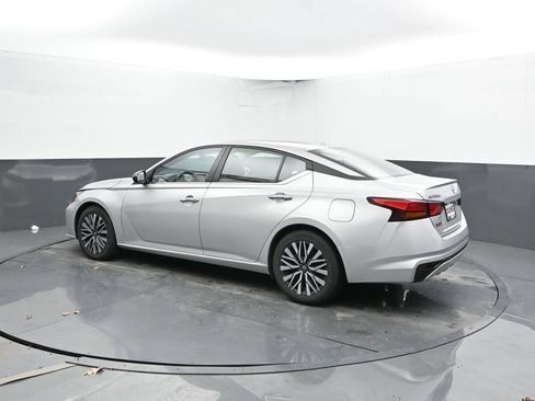 Used 2024 Nissan Altima 2.5 SV FWD image 8