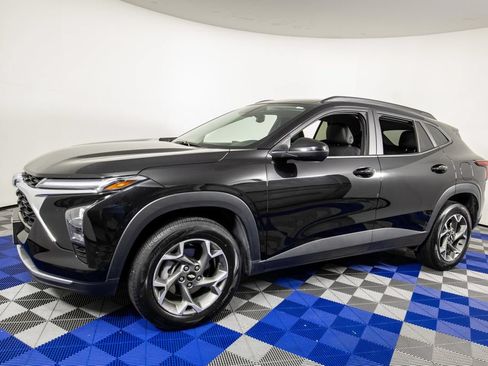 Used 2025 Chevrolet Trax LT FWD image 2