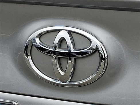 Used 2018 Toyota Camry SE w/ Moonroof Package image 27