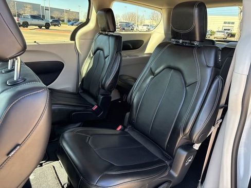 Used 2024 Chrysler Pacifica Touring-L image 13