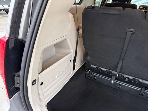 Used 2016 Dodge Grand Caravan SE image 28