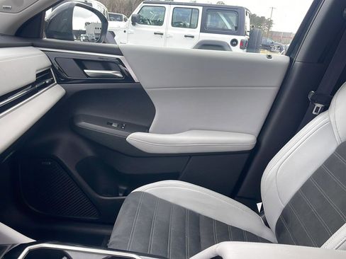 Used 2025 Mitsubishi Outlander SE image 22