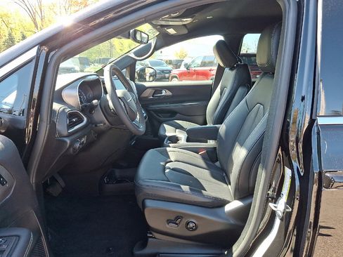 Certified 2025 Chrysler Pacifica Select AWD/4WD image 3