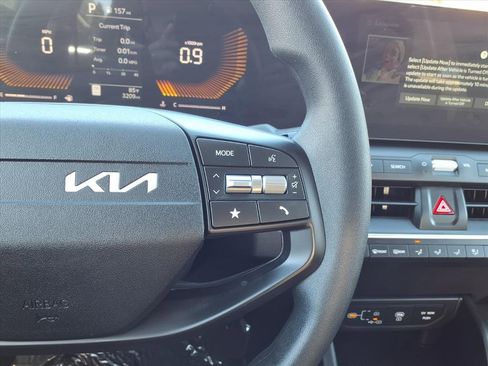 Used 2025 Kia K4 LXS image 18
