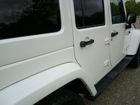 Used 2018 Jeep Wrangler Unlimited Sahara AWD/4WD image 17