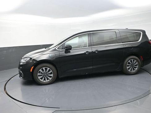 Used 2024 Chrysler Pacifica Limited FWD image 46