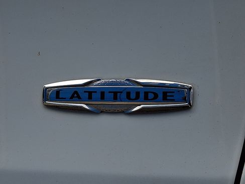 Used 2017 Jeep Cherokee Latitude w/ Cold Weather Group AWD/4WD image 32