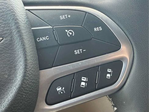 Used 2024 Chrysler Pacifica Touring-L FWD image 12