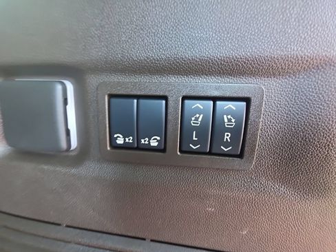 Used 2025 Chevrolet Suburban LT w/ Comfort Package AWD/4WD image 17