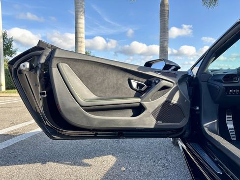 Used 2020 Lamborghini Huracan EVO image 18