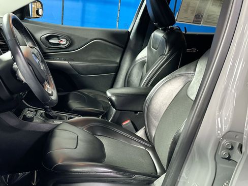 Used 2019 Jeep Cherokee Latitude Plus w/ Comfort/Convenience Group image 13