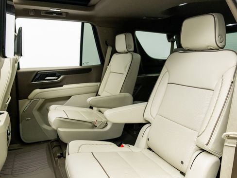 Used 2025 GMC Yukon Denali w/ Denali Reserve Package image 37