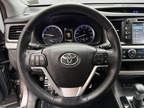 Used 2019 Toyota Highlander XLE image 14