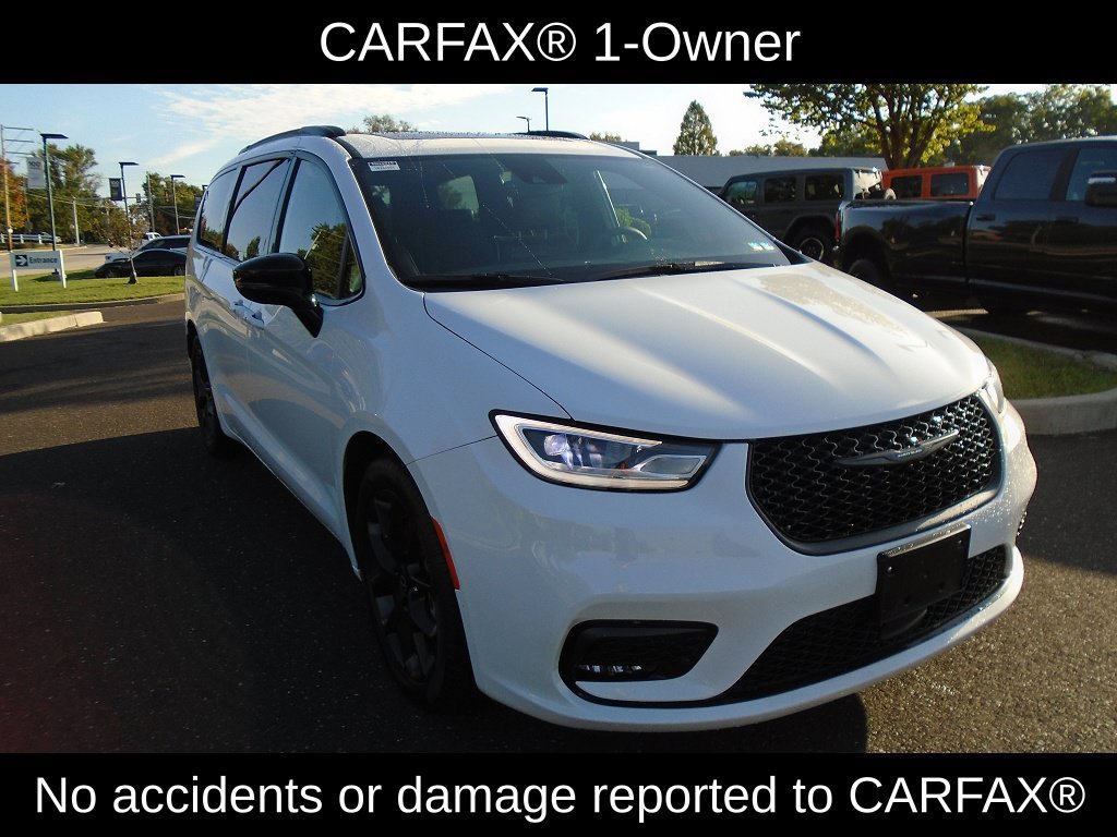 Certified 2026 Chrysler Pacifica Limited w/ S Appearance Package FWD image 2