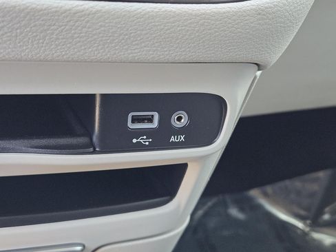 Used 2018 Chrysler Pacifica Limited w/ Tire & Wheel Group FWD image 16